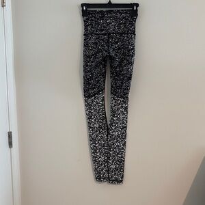 Lululemon Size 2 Black and White Patterned Leggings